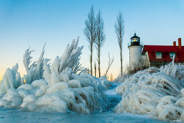 Wintermorgen und Eisschollen