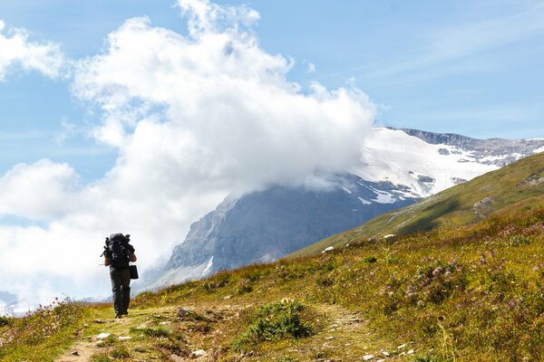 Turista de vacaciones montaña paisaje