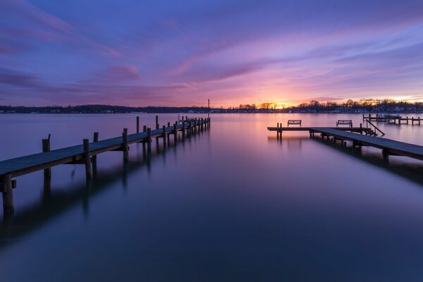 Bellissimo tramonto sulla riva del fiume