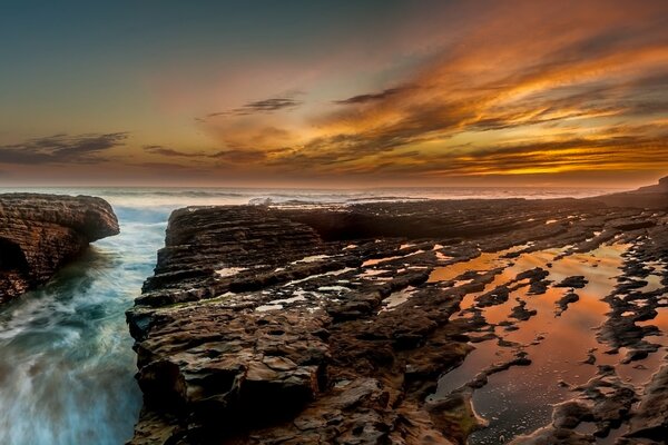 Puesta de sol en el horizonte con el mar