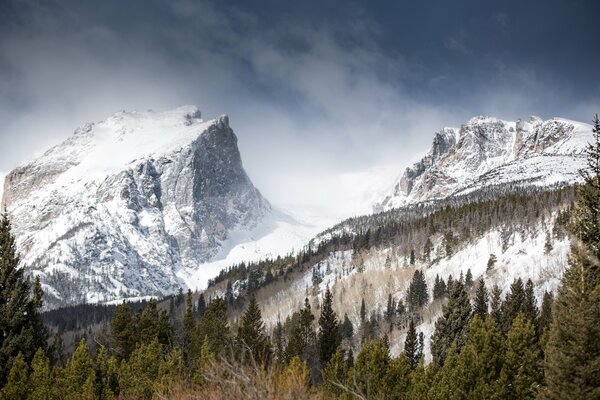 Montagnes couvertes de neige sur fond de ciel bleu