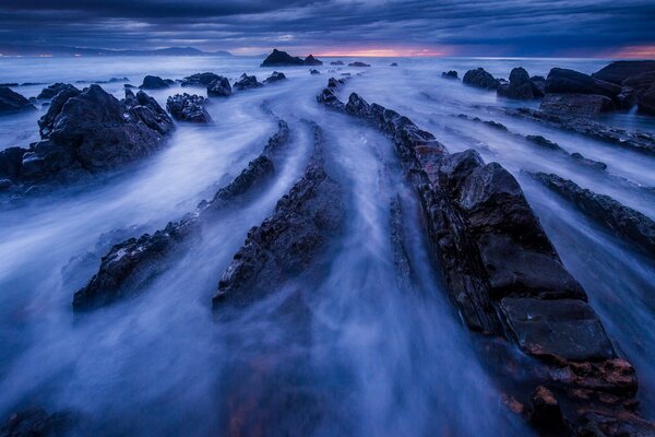 Rocas brumosas al atardecer