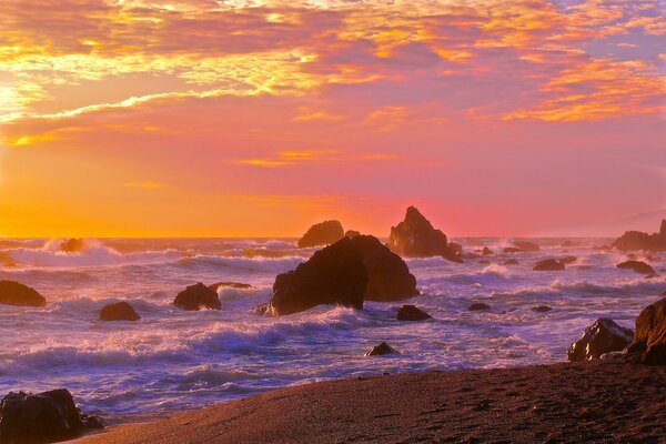 Riva del mare con rocce al tramonto