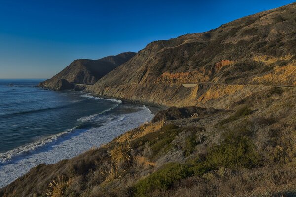 Plage du matin sur les montagnes de la mer