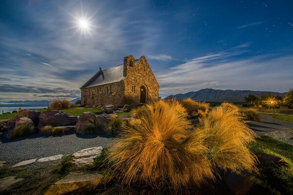 Lune brillante dans la nuit