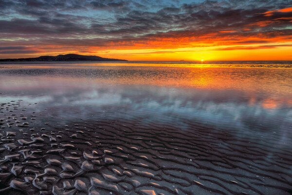 Unglaublich schöner Sonnenuntergang über der Wasseroberfläche