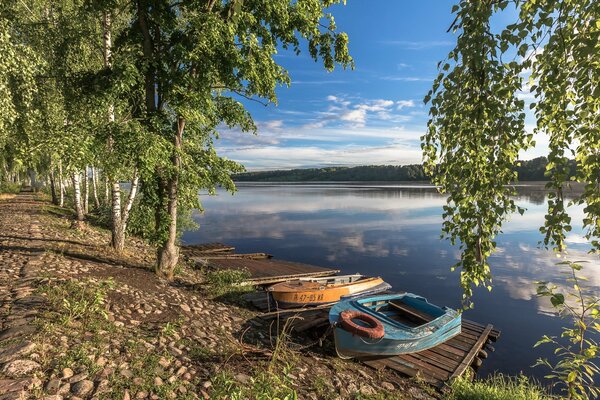 Boote am Ufer eines breiten Flusses