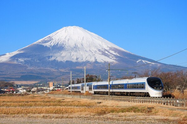 Mount Fujiyama in Japan. Zug und Haus auf Berg Hintergrund. Reisen