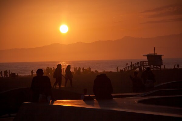 Puesta de sol de verano en la playa de California, Estados Unidos