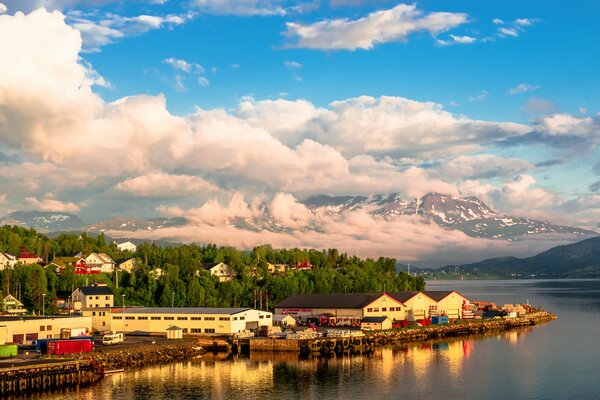 Berge und Häuser Norwegens