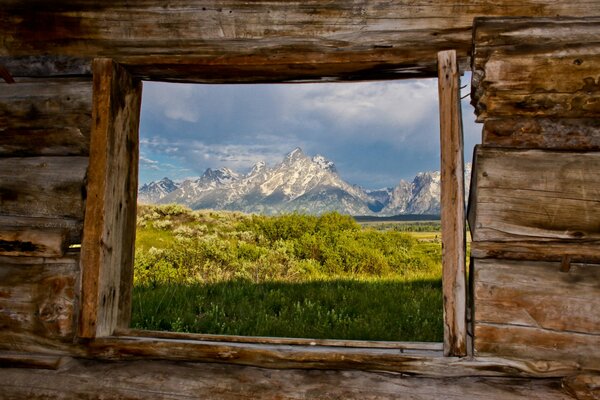 Ventana de la cabaña a las montañas