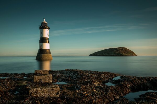 Faro en el mar con vistas a la isla