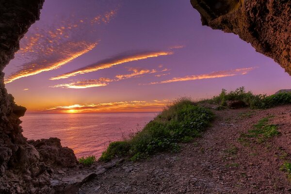 Paisaje de verano. Puesta de sol en el mar