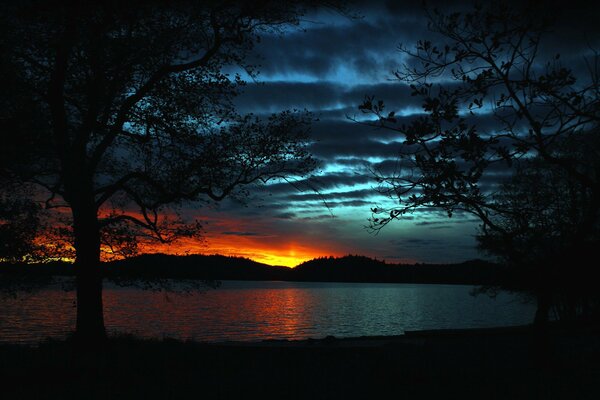 Coucher de soleil sur le lac comme une flamme de feu