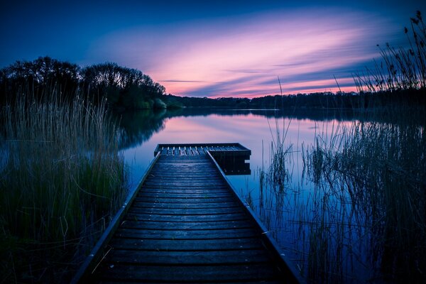 Tramonto viola su sija di legno