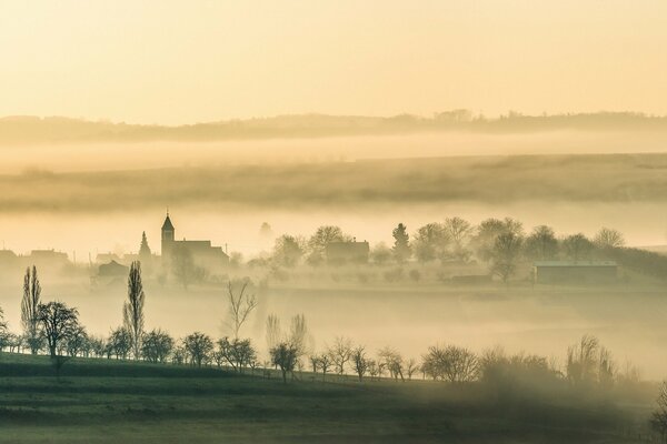 Matin brumeux dans un petit village