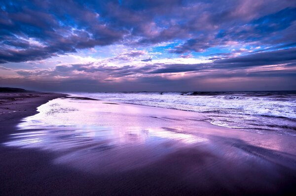 Lilafarbener Abend am Meer