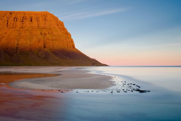 Haute montagne de sable sur le rivage