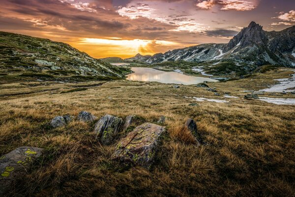 Lago di montagna al tramonto