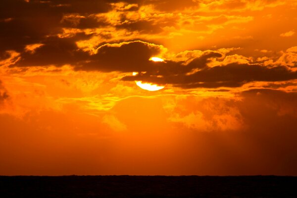 Feuriger Sonnenuntergang und tiefer Himmel