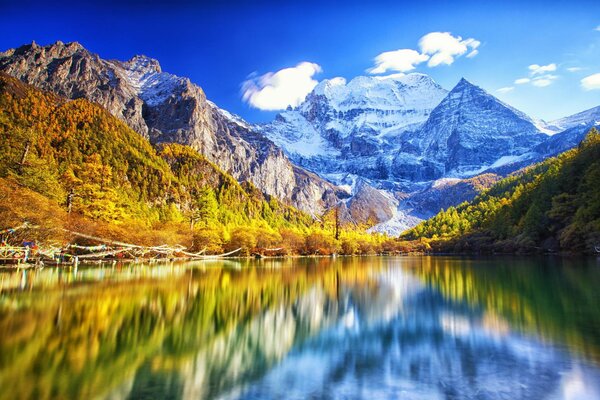 Lago que conduce a las montañas cubiertas de nieve