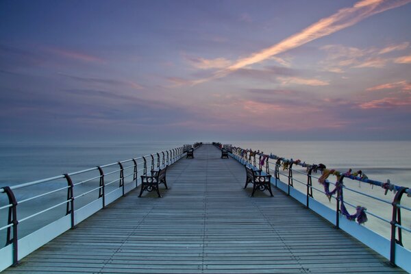 Paisaje puente al mar puesta de sol