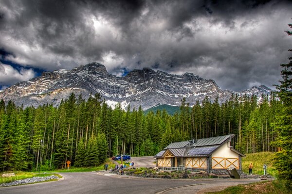 Blick auf ein Haus am Berg in Kanada