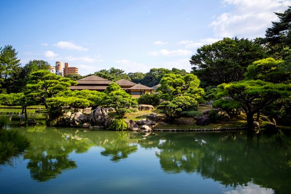 Hermoso Jardín Ritsurin y estanque en Japón