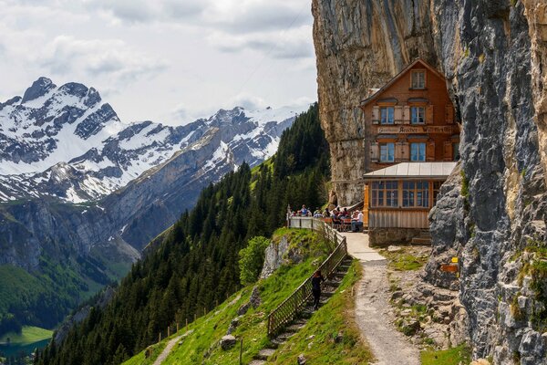 Berggipfel im Schnee. Café im Felsen