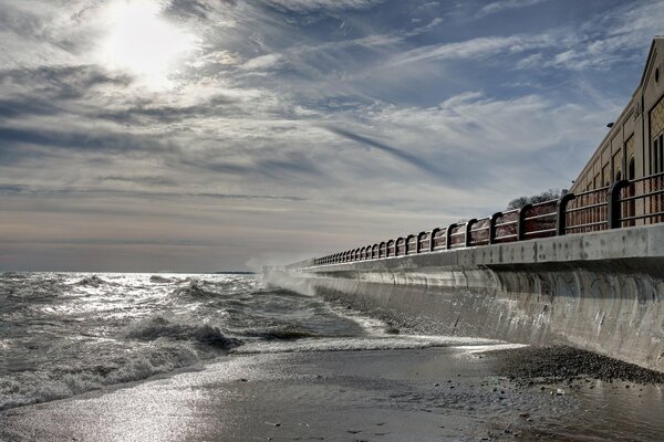 Vagues de la mer battant sur le quai