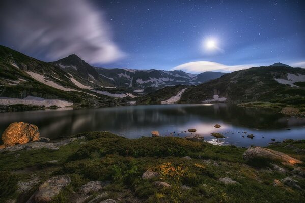 Image inhabituelle du ciel lunaire sur le lac