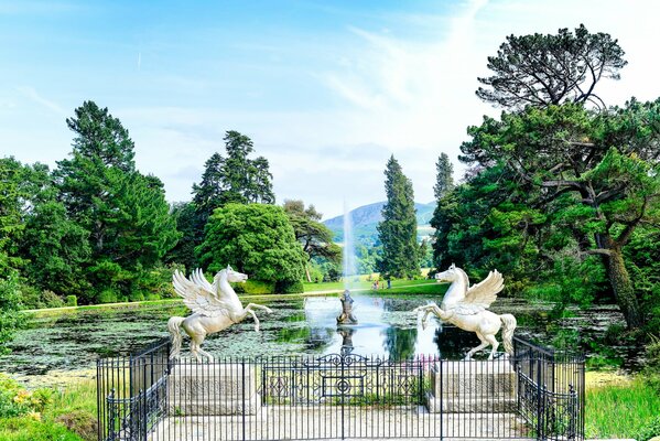 Eleganter Pegasus-Brunnen in Wicklow County