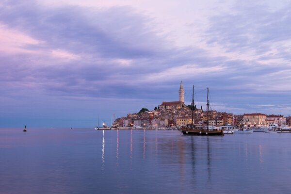 Edificios de Croacia rodeados por el mar