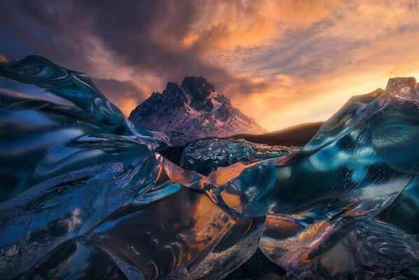 Paisaje de hielo al atardecer y montañas Argentina