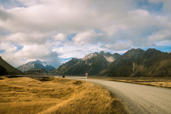 Route avec vue sur les montagnes et le pont