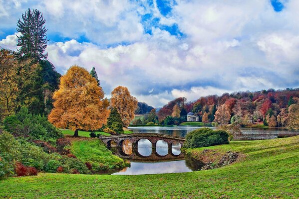 Brücke auf dem Hintergrund der englischen Herbstlandschaft