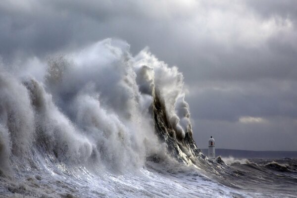 La force naturelle est indéniable. La mer fait rage