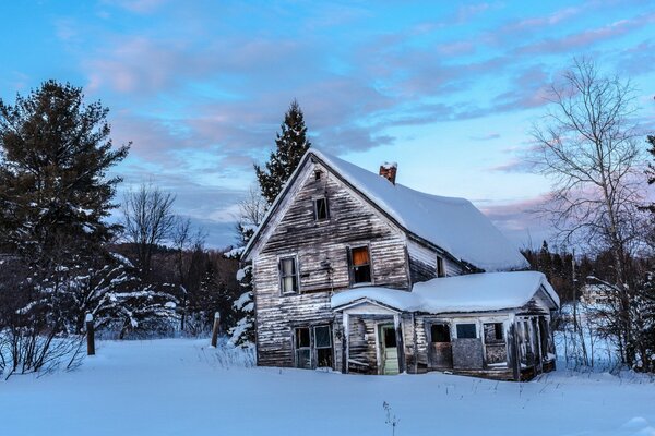 Maison déserte dans un village finlandais