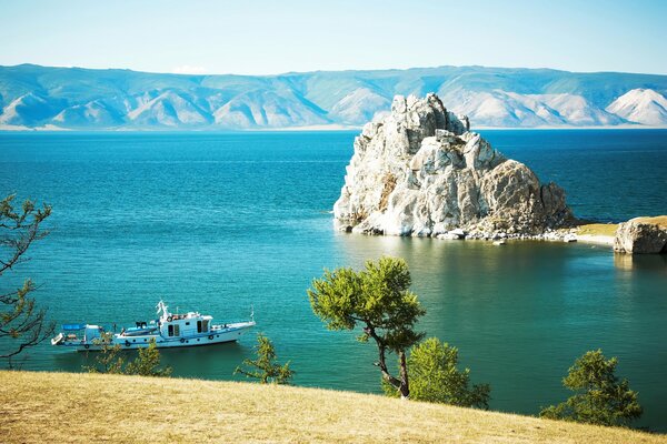 Baikalsee, Schiff und Felsen