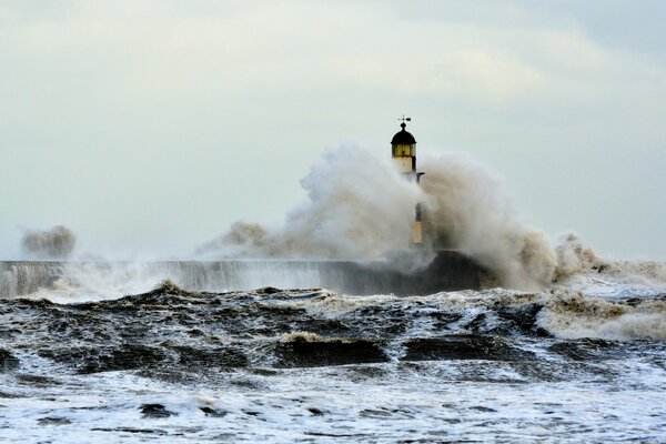 Sturm im Meer neben dem Leuchtturm