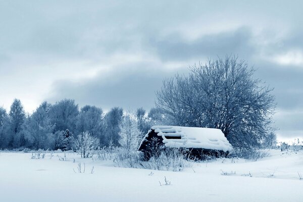 Maison de village abandonnée en hiver