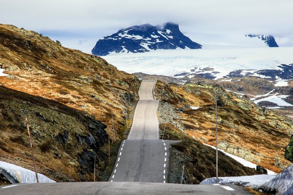 Eine schmale Bergstraße inmitten des norwegischen Schnees