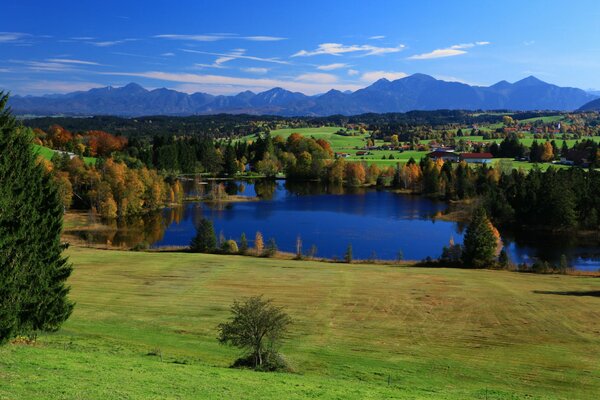 Eine Reise nach Bayern mit strahlend blauem Himmel und einem Teich