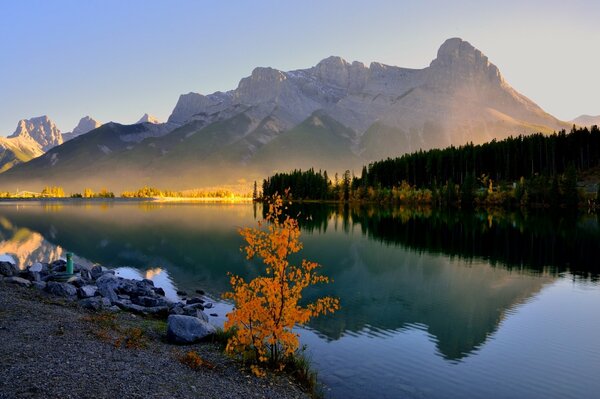 Bruma matutina en el lago Grassi