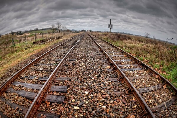 Chemin de fer sous un ciel d automne sombre