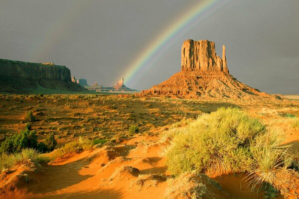 Arco iris en el cañón sobre los acantilados