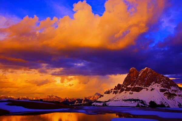 Montagnes sur fond de coucher de soleil orange juteux