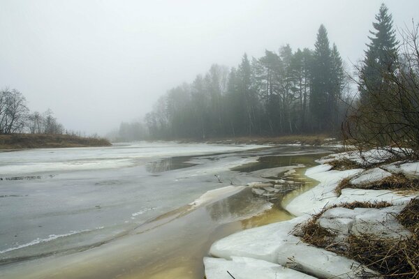 Spaccatura del ghiaccio sul fiume primaverile