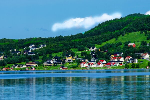 Norwegische Berge Häuser am Golf