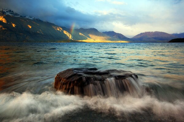 Lac et montagnes. Paysage avec des vagues